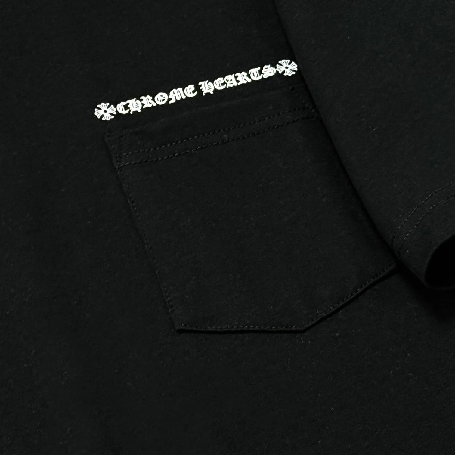 P170 Chrome Hearts Chrome Hearts 25 high-end versions. The fabric is made of 300 grams of high-density pure cotton. It does not deform or shrink. It has three labels. It is the same style for men and women. Technology: Digital printing. Color: White. Black. SIZE: S-XL.